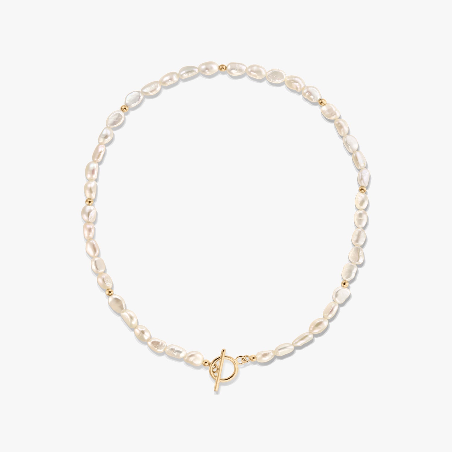 Immagine quadrata del prodotto di una collana delicata con perle naturali d’acqua dolce, piccole perline d’oro e chiusura frontale a T, su sfondo bianco.
