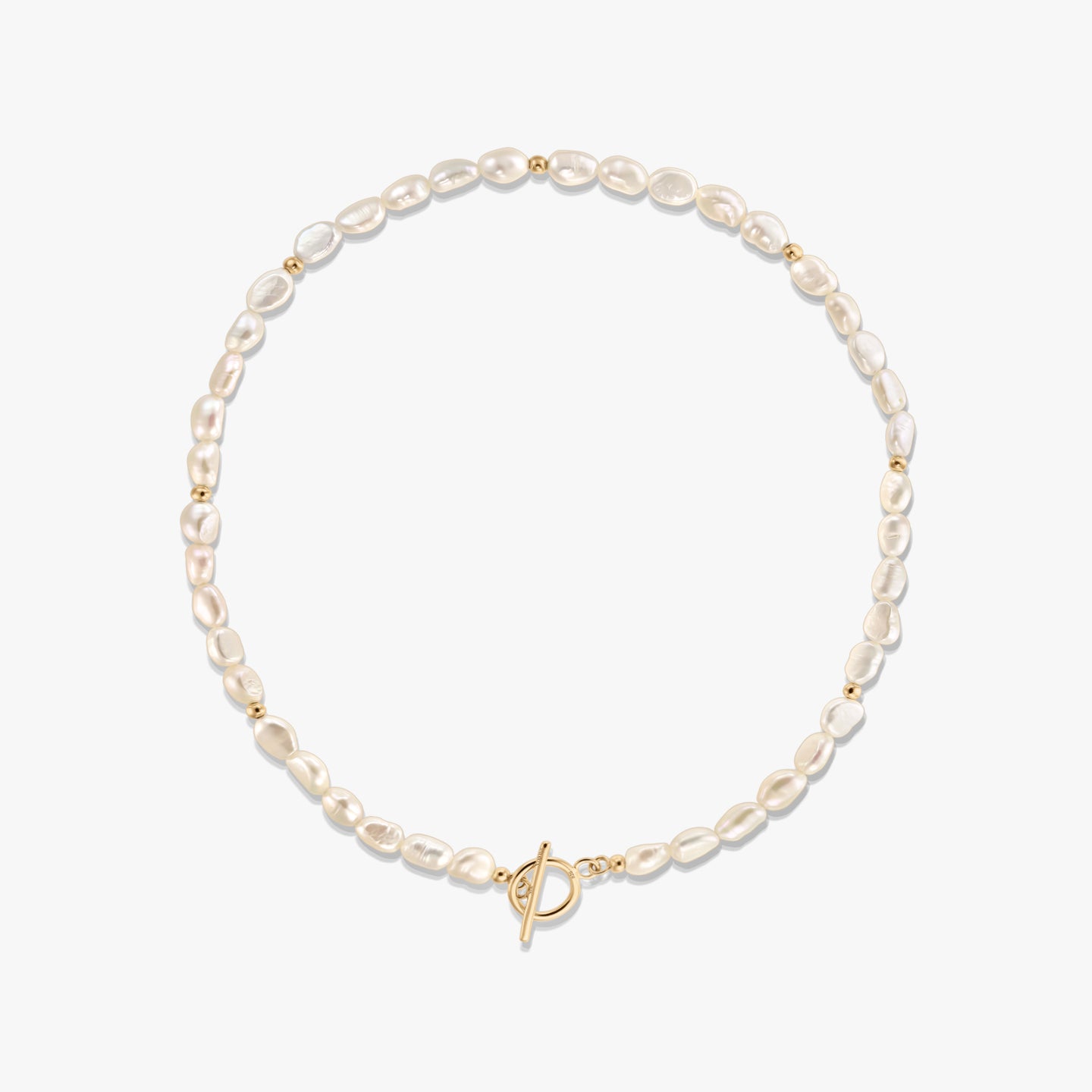 Foto in studio di una collana di perle naturali con piccole perline distanziatrici dorate e chiusura a T in tonalità oro, disposta a cerchio su sfondo bianco.