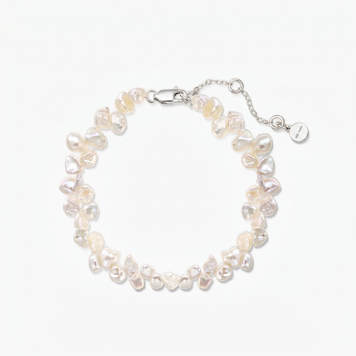 Bracciale regolabile con perle keshi d'acqua dolce, con chiusura a moschettone e catena di prolunga in argento 925 placcato rodio, su sfondo bianco.