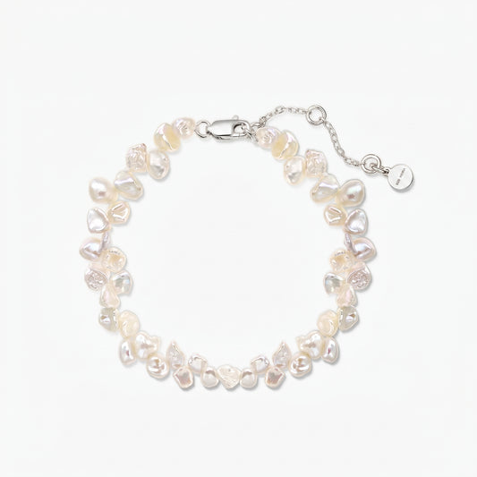 Bracciale regolabile con perle keshi d'acqua dolce, con chiusura a moschettone e catena di prolunga in argento 925 placcato rodio, su sfondo bianco.