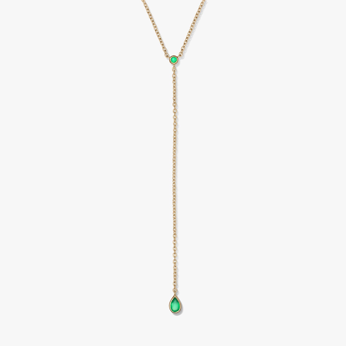 Collana lariat in argento sterling placcato oro con accenti in onice verde e pendente a goccia, fotografata su sfondo bianco.
