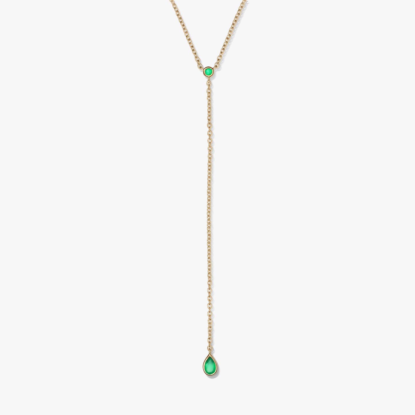 Collana lariat in argento sterling placcato oro con accenti in onice verde e pendente a goccia, fotografata su sfondo bianco.