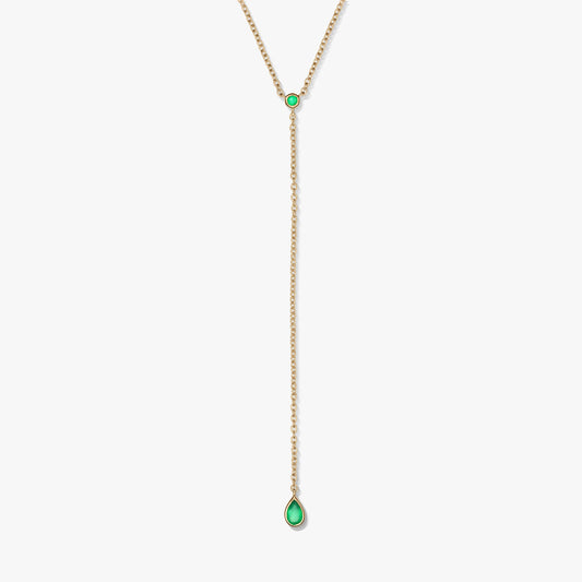 Collana lariat in argento sterling placcato oro con accenti in onice verde e pendente a goccia, fotografata su sfondo bianco.