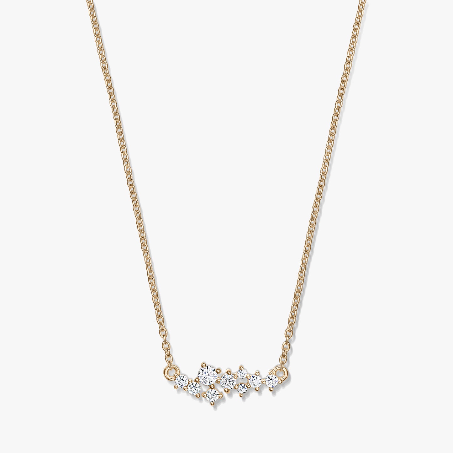 Collana in argento Golden Constellation con catena delicata e motivo a costellazione di pietre trasparenti, fotografata su sfondo bianco.