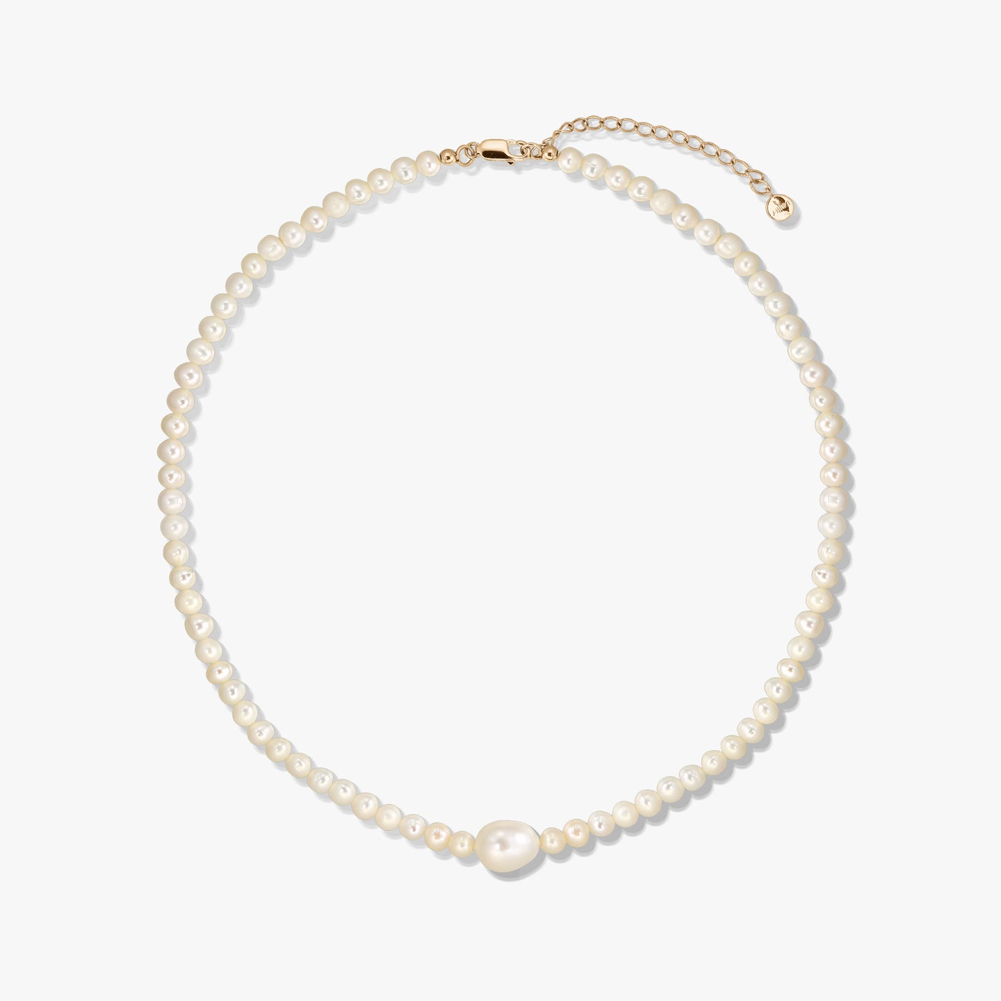 Collana in argento Golden Chanti con perle coltivate bianche e catena di estensione regolabile su sfondo bianco.