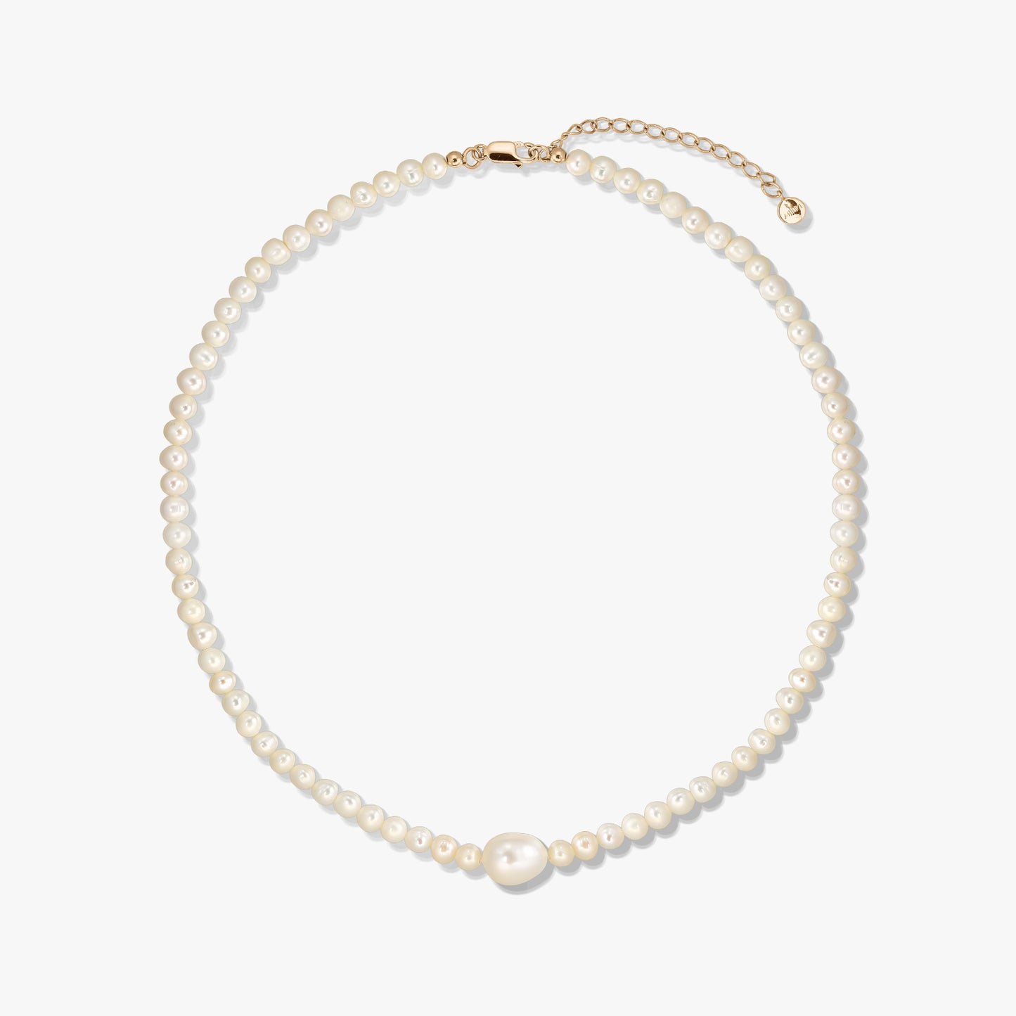 Collana in argento Golden Chanti con perle coltivate bianche e catena di estensione regolabile su sfondo bianco.