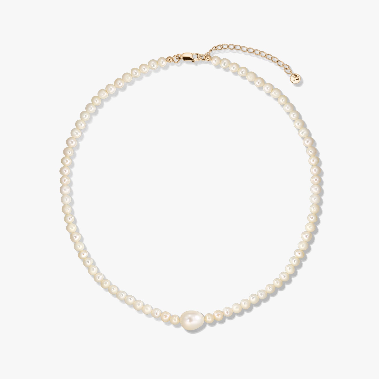 Collana in argento Golden Chanti con perle coltivate bianche e catena di estensione regolabile su sfondo bianco.