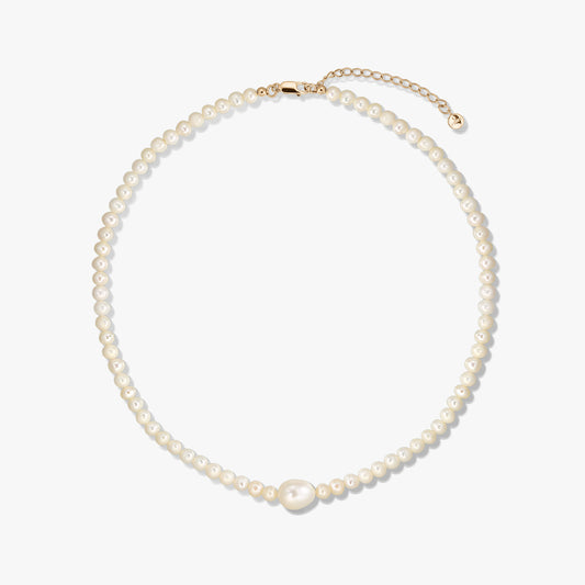 Collana in argento Golden Chanti con perle coltivate bianche e catena di estensione regolabile su sfondo bianco.