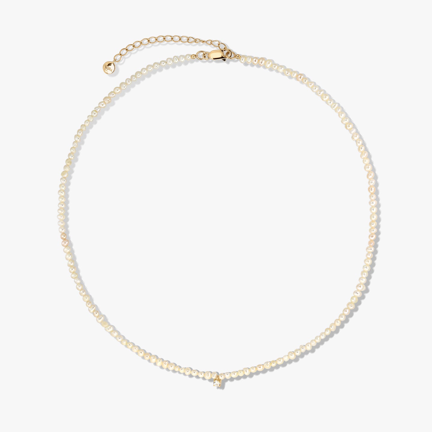 Elegante collana di perle coltivate con chiusura e prolunga in argento sterling placcato oro, fotografata su sfondo bianco.