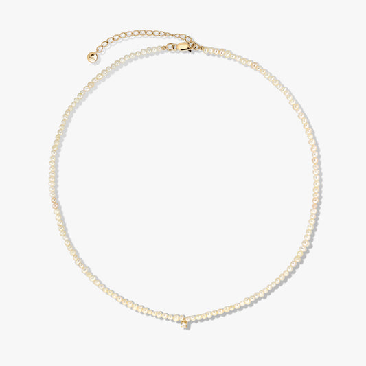 Elegante collana di perle coltivate con chiusura e prolunga in argento sterling placcato oro, fotografata su sfondo bianco.