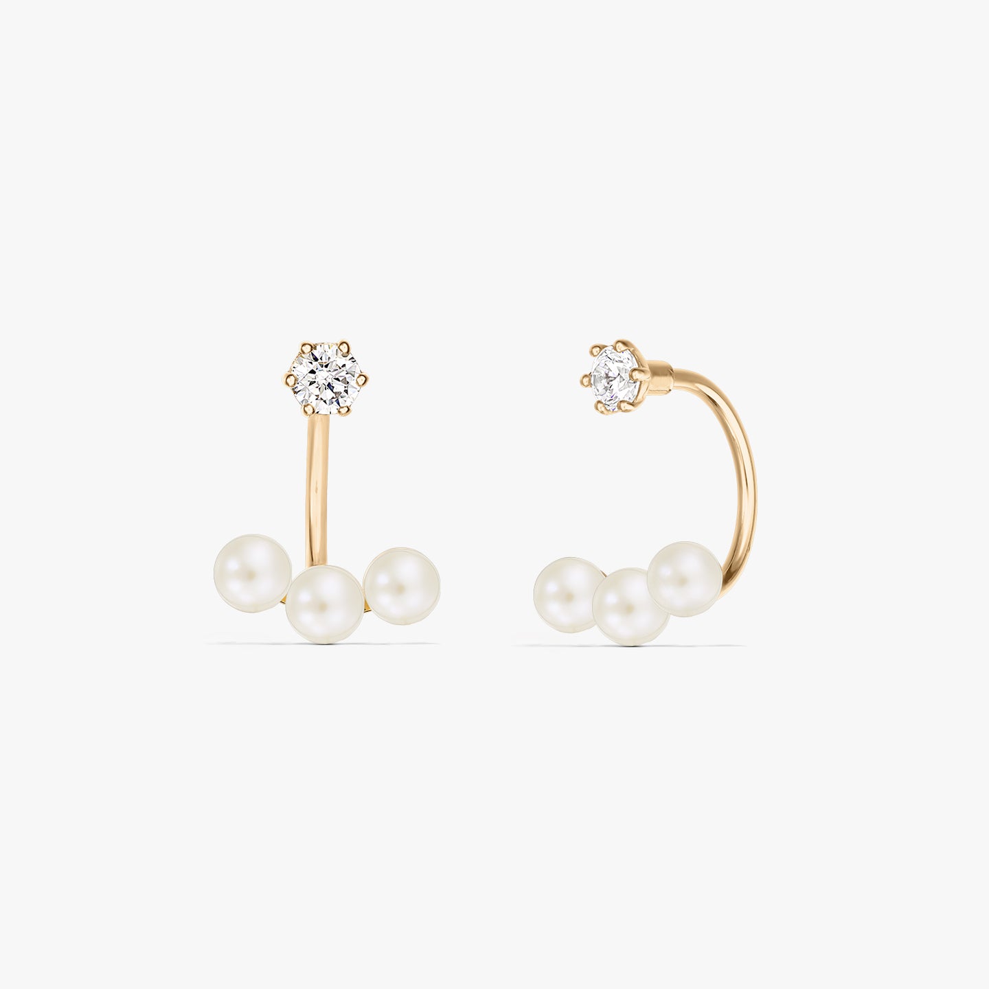 Foto prodotto quadrata di un paio di orecchini ear jacket in oro giallo 14K con un trio di perle naturali sotto un piccolo punto luce tondo, su sfondo bianco puro.