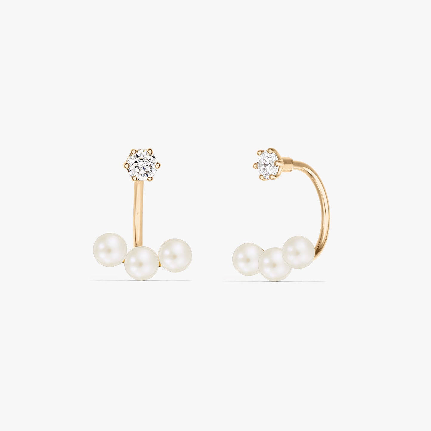 Foto prodotto quadrata di un paio di orecchini ear jacket in oro giallo 14K con un trio di perle naturali sotto un piccolo punto luce tondo, su sfondo bianco puro.
