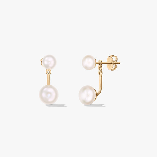 Coppia di orecchini ear‑jacket a perno in argento sterling placcato oro con perle naturali bianche su sfondo bianco: una vista frontale e una laterale con chiusura a farfalla.