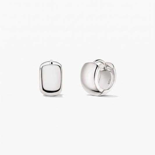 Orecchini a cerchio mini Bold in argento sterling 925 di Indira, su sfondo bianco, con un orecchino frontale e l’altro di lato che mostra la chiusura a cerniera.