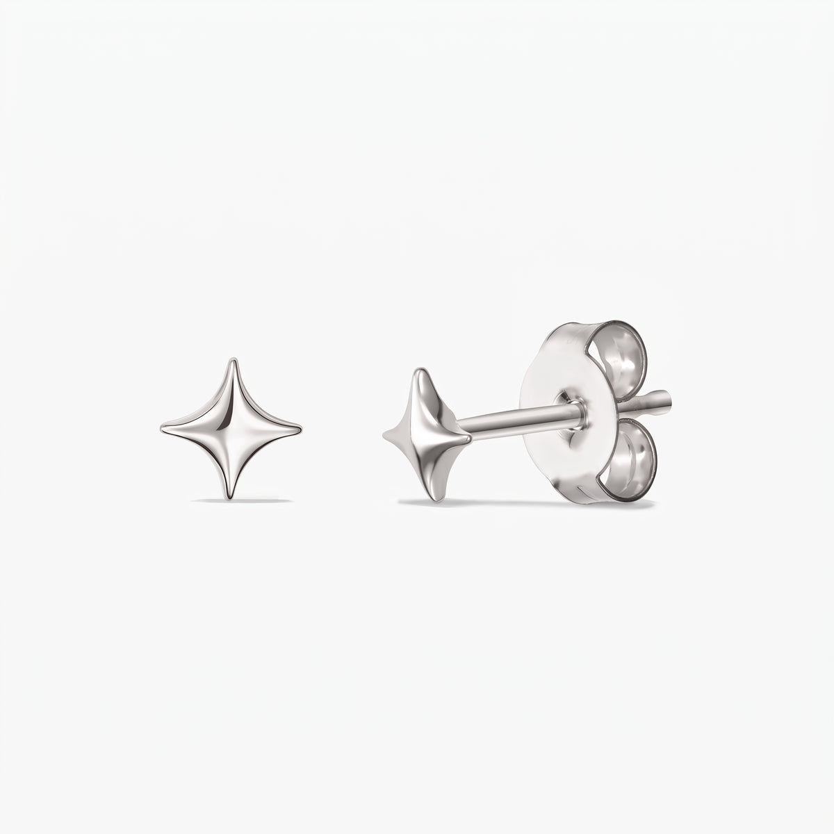 Orecchini Cosmic Star in argento — un paio di orecchini a lobo a forma di stella in argento sterling 925, mostrati di fronte e di lato con chiusure a farfallina, su sfondo bianco.