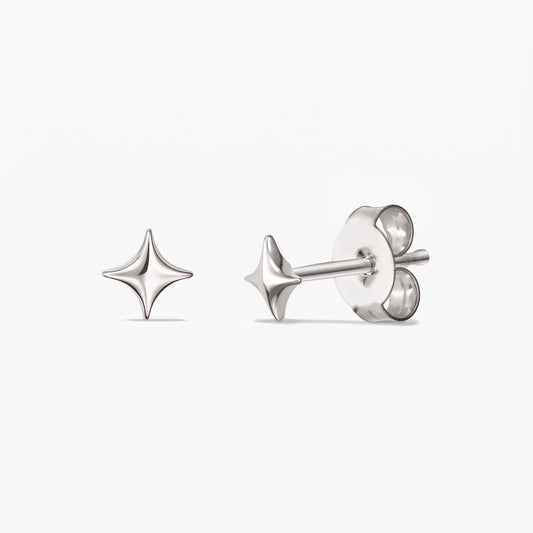 Orecchini Cosmic Star in argento — un paio di orecchini a lobo a forma di stella in argento sterling 925, mostrati di fronte e di lato con chiusure a farfallina, su sfondo bianco.