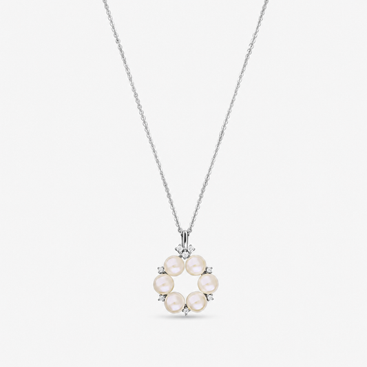 Collana in argento sterling con ciondolo circolare composto da sei perle naturali, arricchito da piccoli zirconi bianchi, mostrata su una catenina sottile su sfondo bianco.