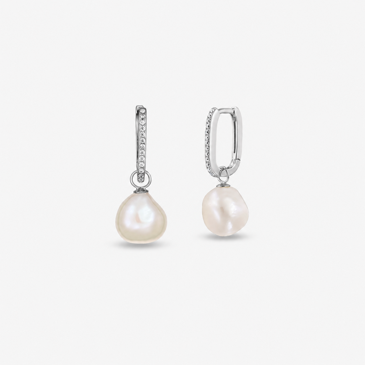 Orecchini pendenti a cerchio in argento sterling con zirconia pavé e perle barocche naturali di acqua dolce su sfondo bianco.