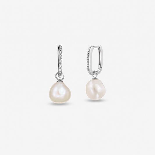 Orecchini pendenti a cerchio in argento sterling con zirconia pavé e perle barocche naturali di acqua dolce su sfondo bianco.