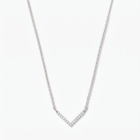 Collana a V in argento con zirconi, catena sottile e ciondolo chevron pavé su sfondo bianco.