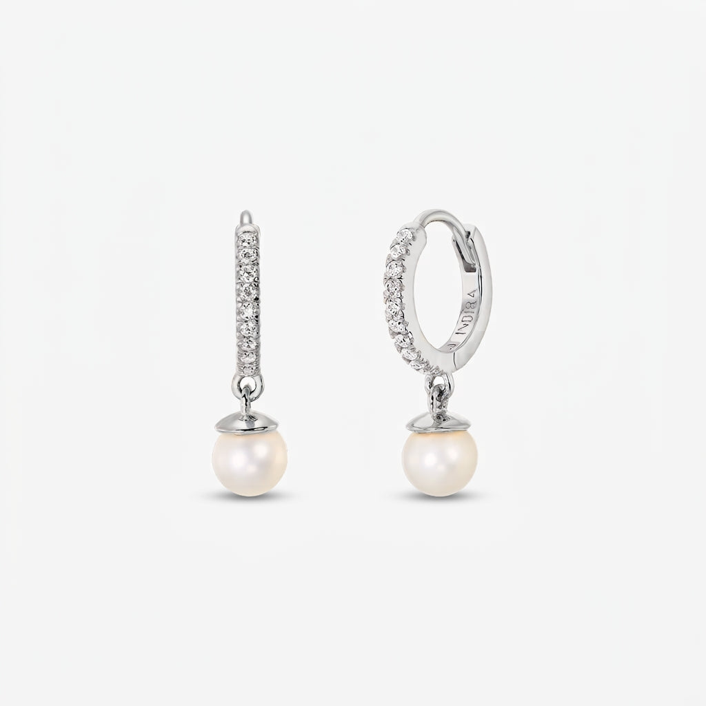 Coppia di orecchini a cerchio in argento con pavé in zirconia e pendenti con perle naturali bianche rotonde, su sfondo bianco.