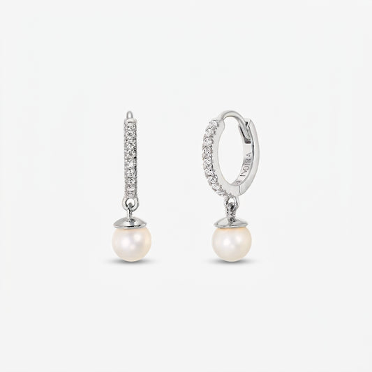 Coppia di orecchini a cerchio in argento con pavé in zirconia e pendenti con perle naturali bianche rotonde, su sfondo bianco.
