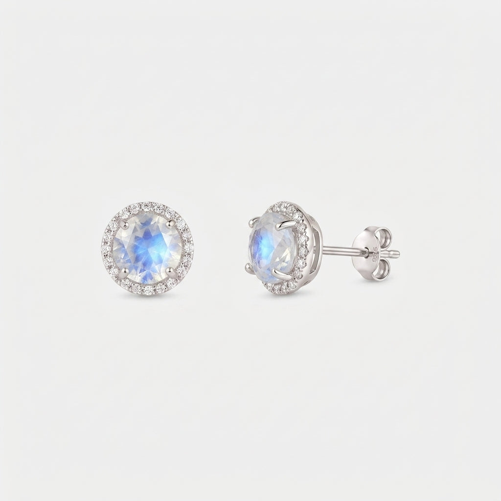 Paio di orecchini a lobo Keira in argento sterling 925 con pietra di luna e halo, una vista frontale e una laterale con chiusura a farfalla, su sfondo bianco.