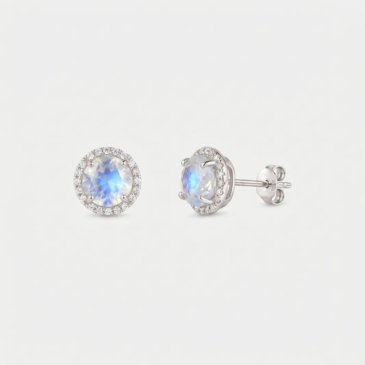 Paio di orecchini a lobo Keira in argento sterling 925 con pietra di luna e halo, una vista frontale e una laterale con chiusura a farfalla, su sfondo bianco.