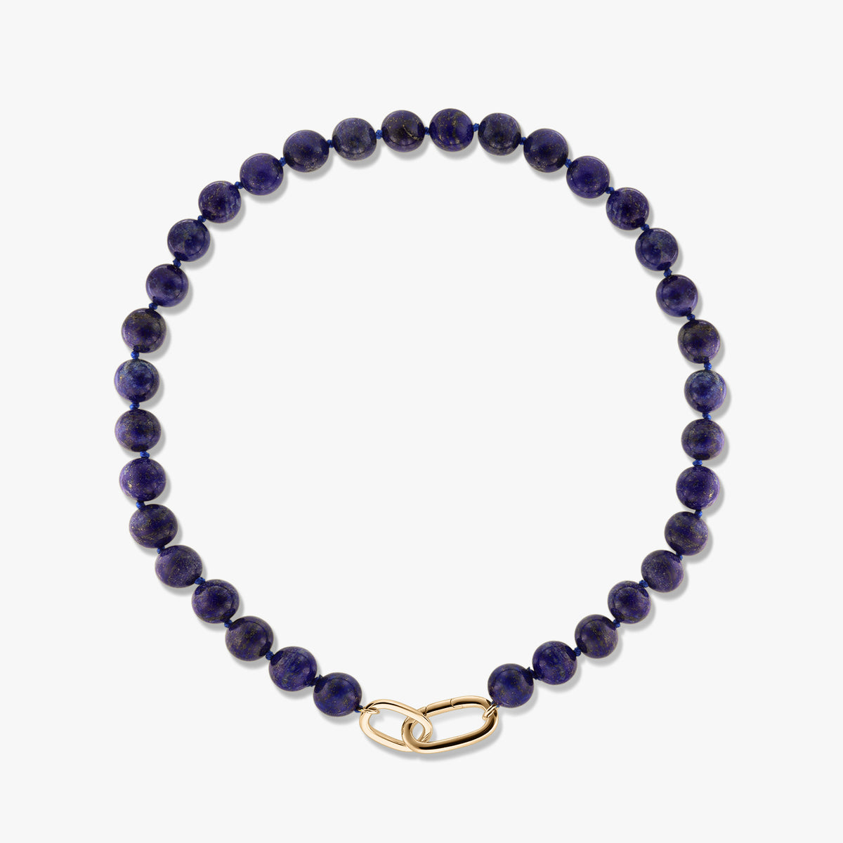 Collana Mareille in argento dorato con perle tonde di lapislazzuli e chiusura a maglia dorata su sfondo bianco.