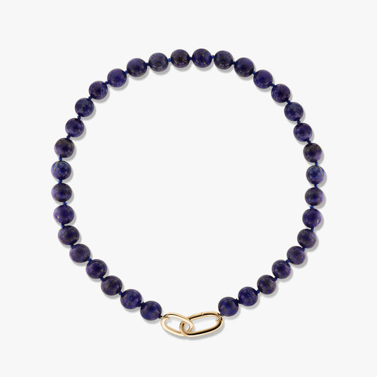 Collana Mareille in argento dorato con perle tonde di lapislazzuli e chiusura a maglia dorata su sfondo bianco.