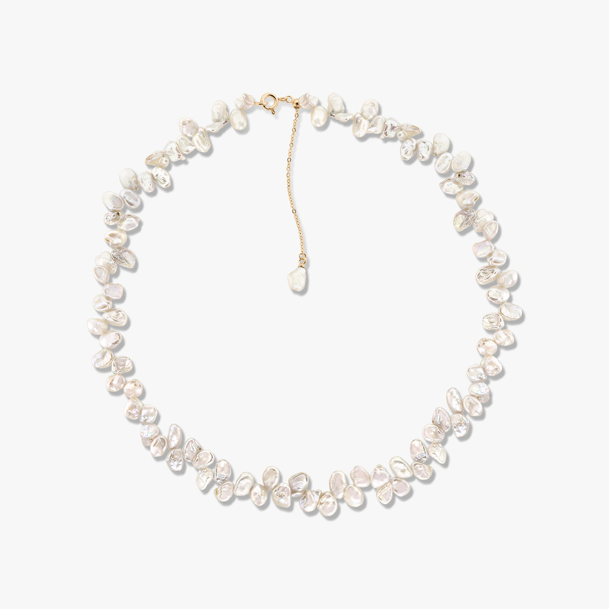 Collana Brielle in perle coltivate dorate con perle barocche irregolari e extender a catena colore oro su sfondo bianco.