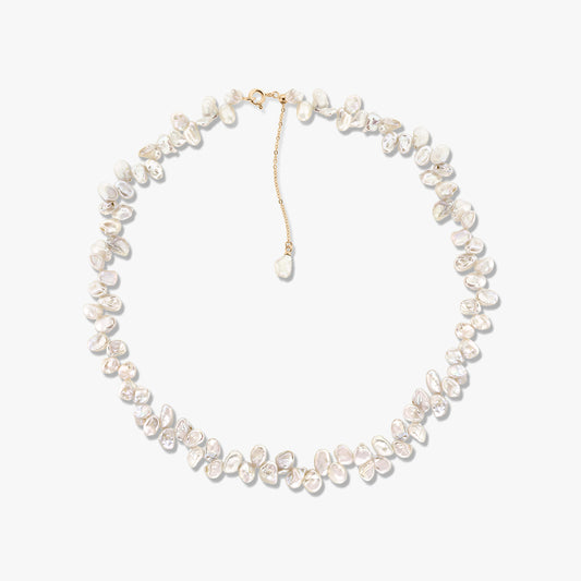 Collana Brielle in perle coltivate dorate con perle barocche irregolari e extender a catena colore oro su sfondo bianco.