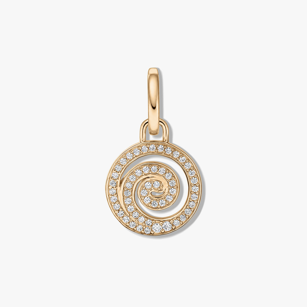 Ciondolo a spirale d'argento dorato con pavé di zirconi, fotografato centrato su uno sfondo bianco.
