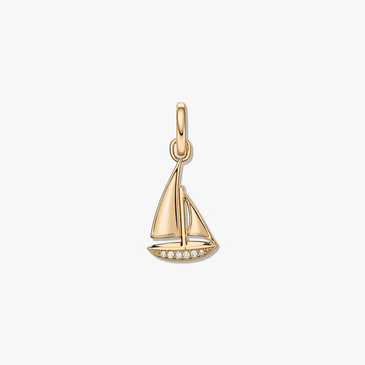 Pendente in argento sterling a forma di vela con finitura dorata e accenti di zirconi trasparenti su sfondo bianco.