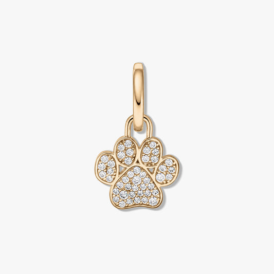 Pendente a forma di zampa in argento sterling placcato oro giallo con pavé di zirconia trasparente su sfondo bianco.
