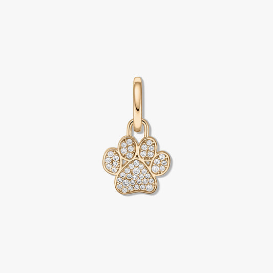 Ciondolo a zampa in argento sterling placcato oro con pavé di zirconi chiari su sfondo bianco.