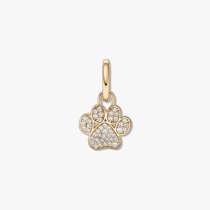 Ciondolo a zampa in argento sterling placcato oro con pavé di zirconi chiari su sfondo bianco.