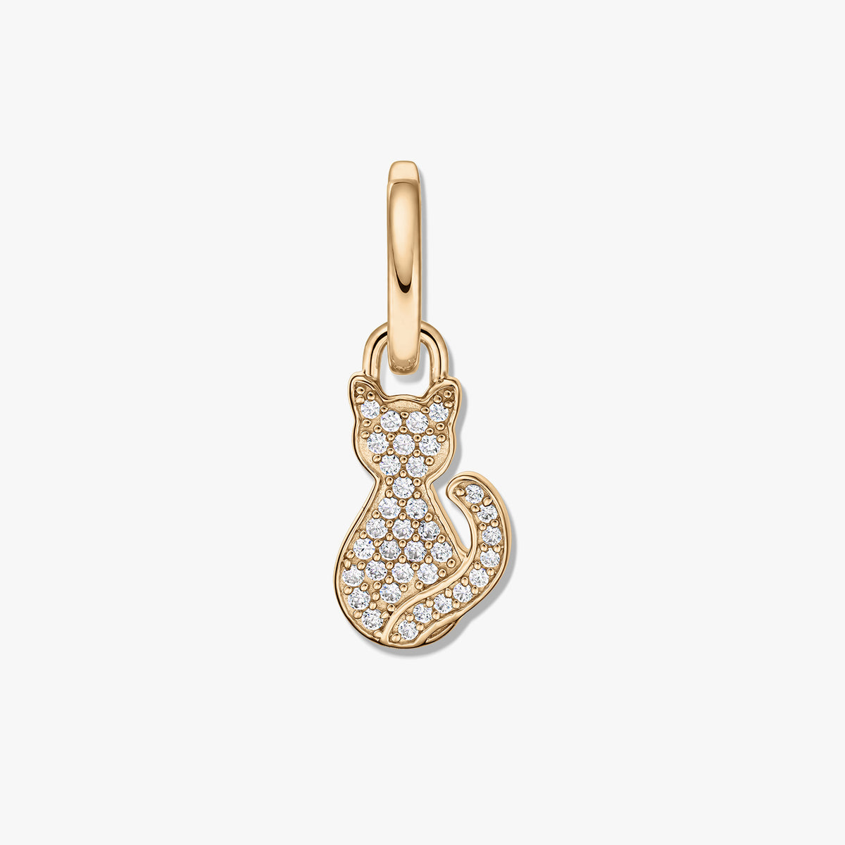 Ciondolo a forma di gatto in argento 925 con finitura color oro e pavé di zirconi cubici bianchi, mostrato al centro su sfondo bianco.