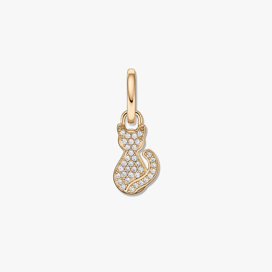 Ciondolo gatto in argento sterling placcato oro con zirconi cubici trasparenti su sfondo bianco.