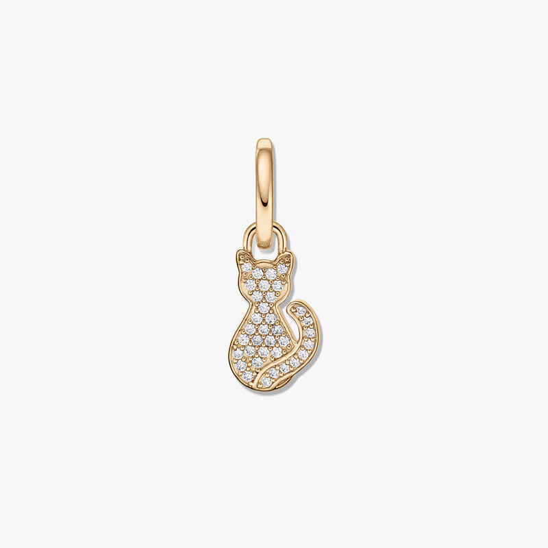 Ciondolo gatto in argento sterling placcato oro con zirconi cubici trasparenti su sfondo bianco.