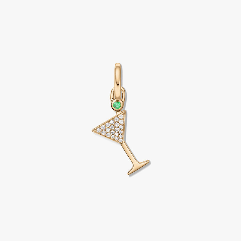 Ciondolo in argento sterling con finitura oro a forma di bicchiere da martini con zirconi trasparenti pavé e un piccolo accento di pietra verde su sfondo bianco.