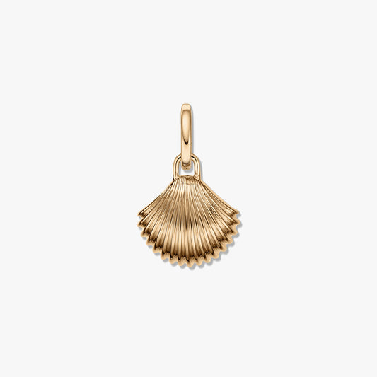 Pendente in argento a forma di conchiglia dorata con ventaglio scanalato e finitura lucida su sfondo bianco.