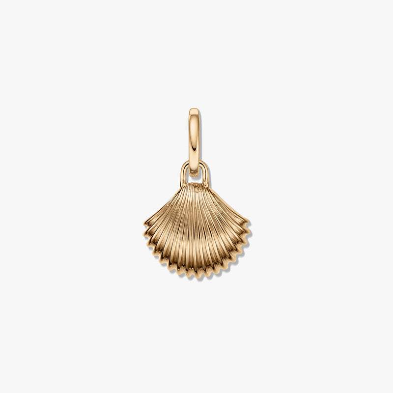 Pendente in argento a forma di conchiglia dorata con ventaglio scanalato e finitura lucida su sfondo bianco.