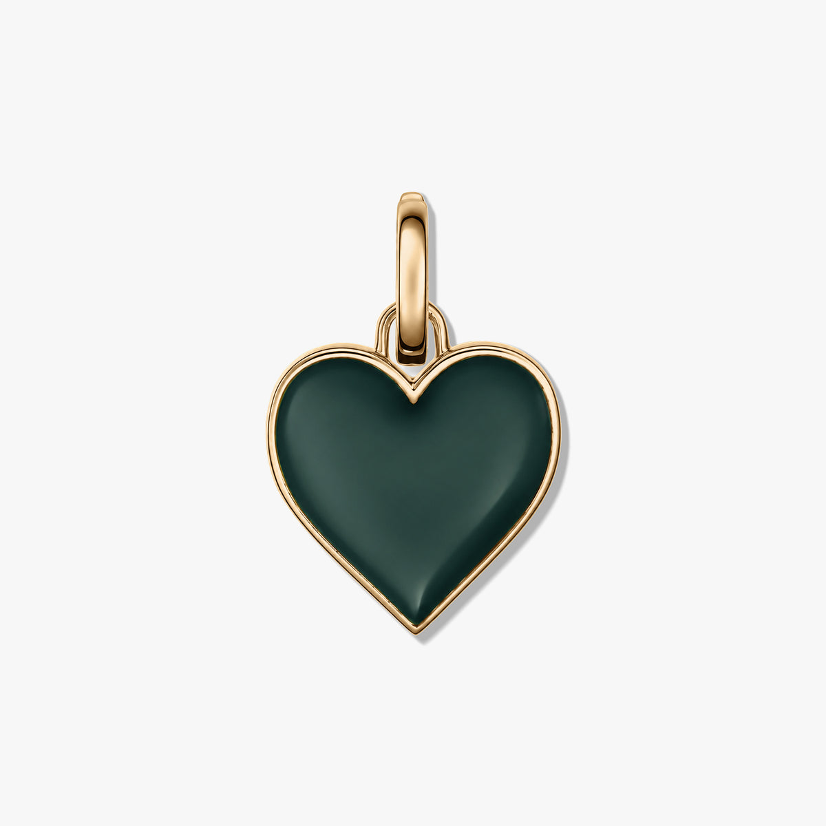 Foto quadrata del prodotto con un pendente verde a forma di cuore, con bordo e anello in metallo lucido, su sfondo bianco.