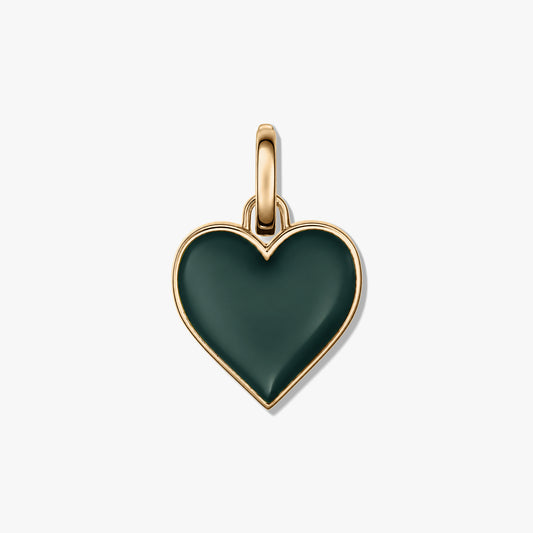 Foto quadrata del prodotto con un pendente verde a forma di cuore, con bordo e anello in metallo lucido, su sfondo bianco.