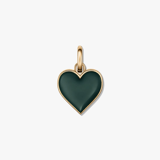 Ciondolo a forma di cuore verde con centro liscio e contorno in metallo lucido, isolato su sfondo bianco.