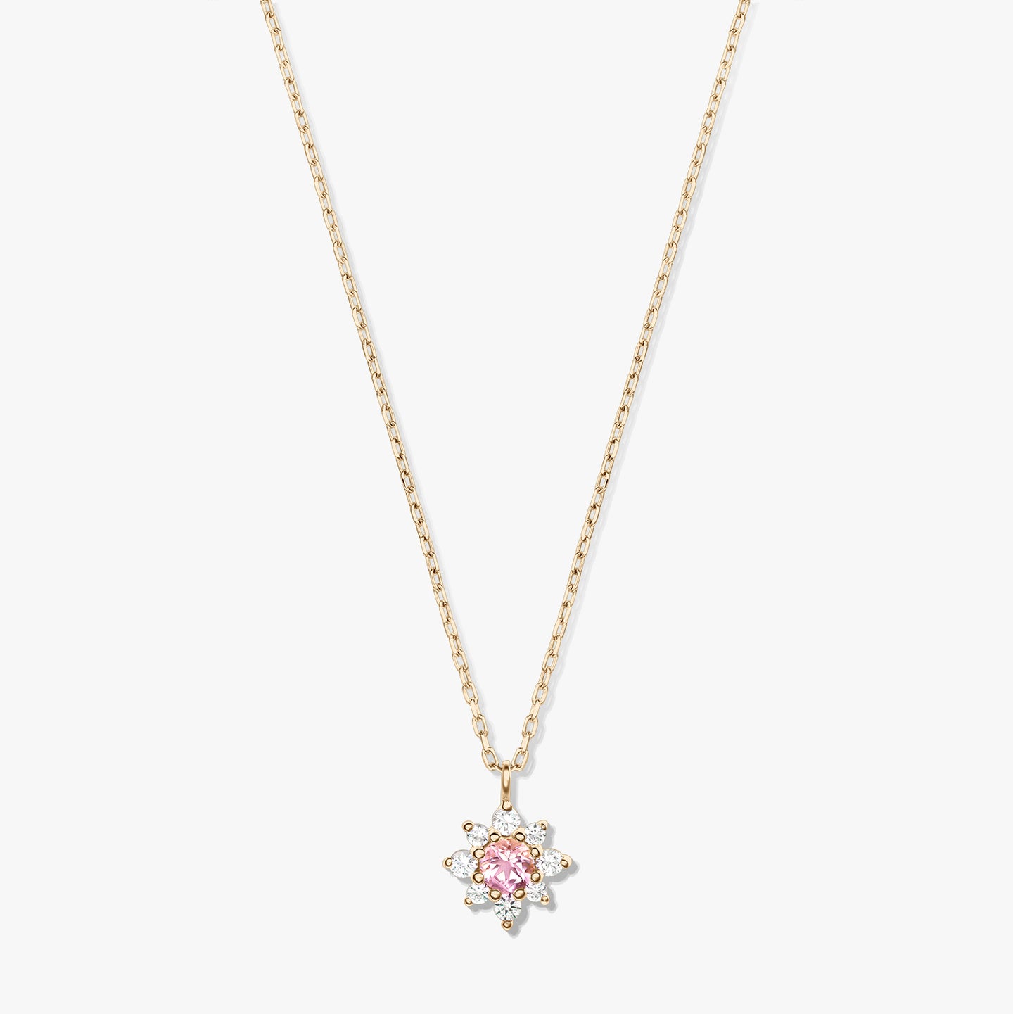 Collana in oro giallo 14K con catena delicata e pendente floreale con morganite rosa al centro, circondata da zaffiri bianchi, su sfondo bianco.