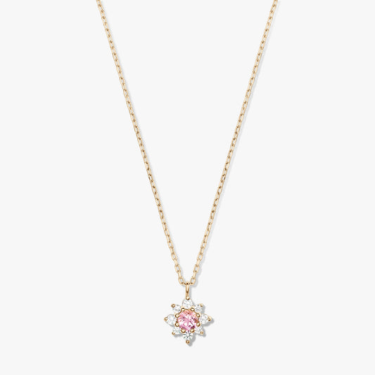 Collana in oro giallo 14K con catena delicata e pendente floreale con morganite rosa al centro, circondata da zaffiri bianchi, su sfondo bianco.