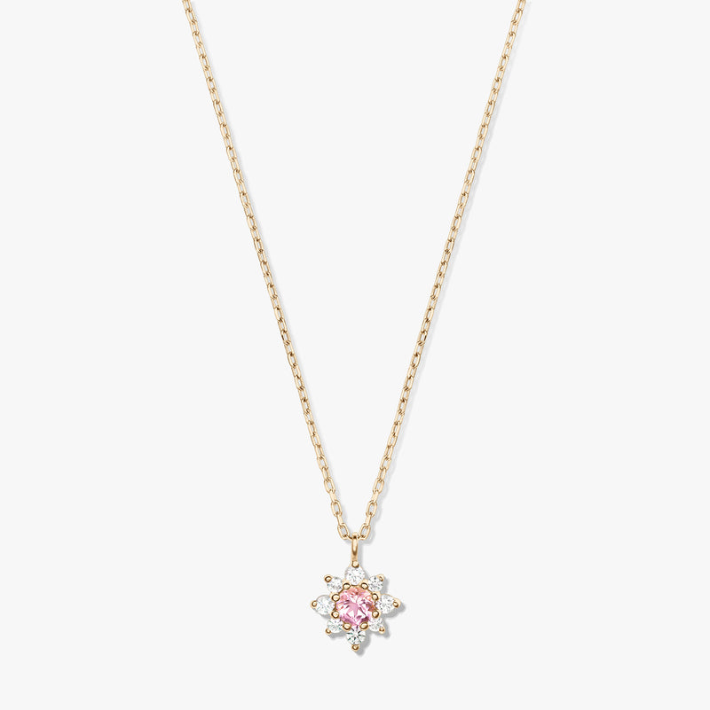 Collana in oro giallo 14K con catena delicata e pendente floreale con morganite rosa al centro, circondata da zaffiri bianchi, su sfondo bianco.