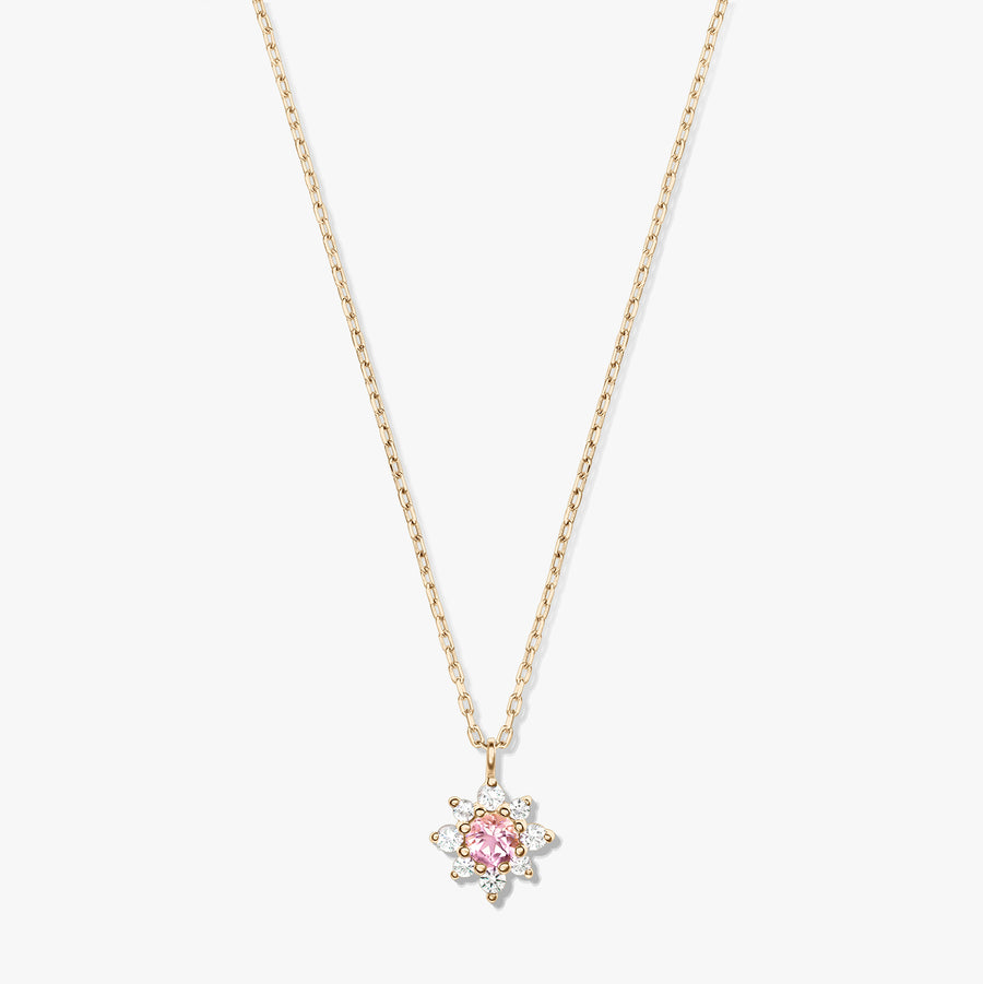 Collana in oro giallo 14K con catena delicata e pendente floreale con morganite rosa al centro, circondata da zaffiri bianchi, su sfondo bianco.